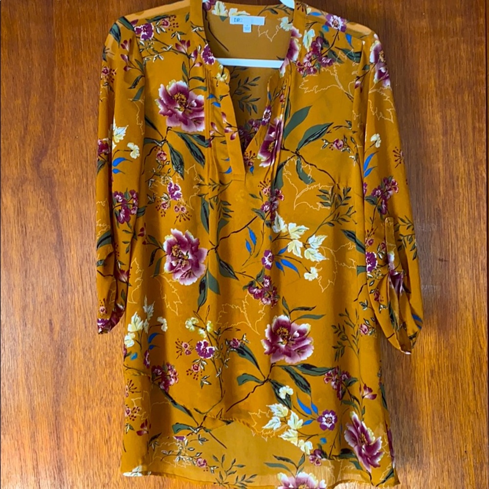 Gold tone flower print 3/4 sleeve blouse